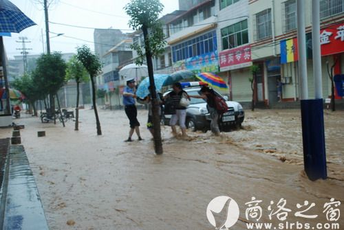警察在街上疏散群众.jpg