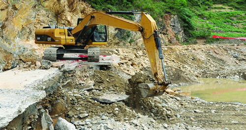 陕西丹凤竹林关镇近千名干部群众抢通水毁公路