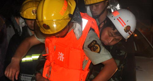 出租车掉进洪流 山阳消防官兵紧急营救