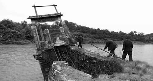 洛南杨河桥19年垮3次 村民回家冒险爬危桥(图)