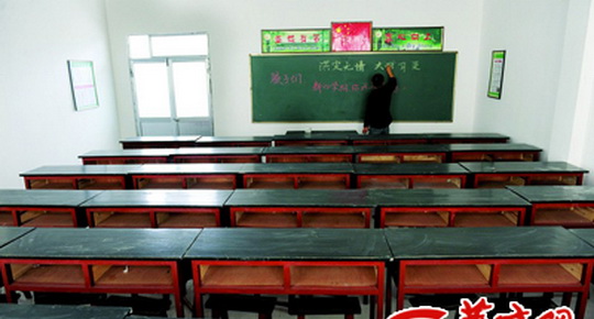 陕南受灾学校明如期开学 汉中小学老校长劳累住院