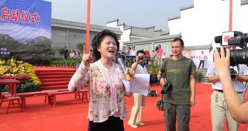 陈爱美20年后再次回商洛