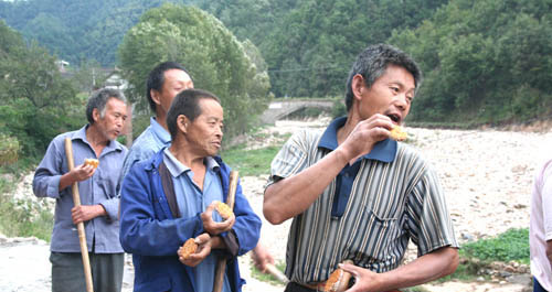 中秋节不忘农民工 丹凤桃坪乡党员干部工地过节