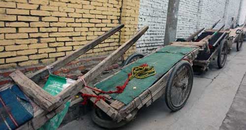 商州街头待业的平板车