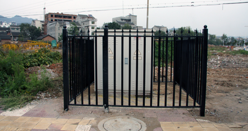 城区西郊电力设施加装外围护栏 以防造成不安全事故