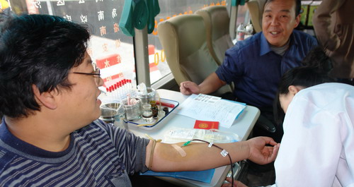 义务献血车开进商洛日报