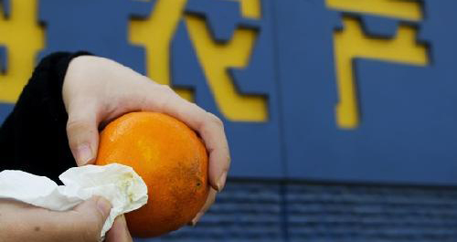 橙子涂工业蜡为卖相好 重金属含量超标