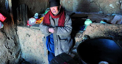 商洛90岁老太独居山庙 吃水要翻两座山去旁村提