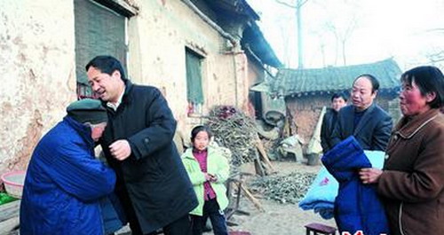 商州独居山庙的老人下山了 90岁高龄吃素不吃荤