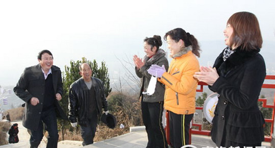 商洛乒乓球好者组织登山比赛迎接新年到来