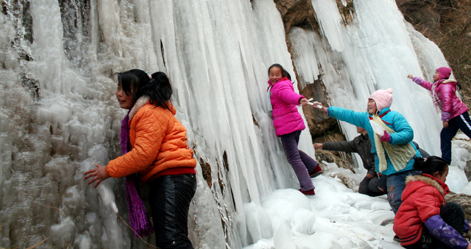  蟒岭山惊现冰瀑奇观 游人叹是大自然神奇杰作