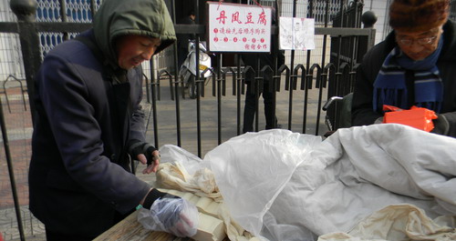 小小豆腐摊 吸引州城人