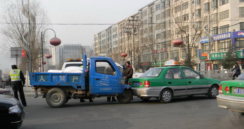 年关将近车辆多 左顾右盼保安全