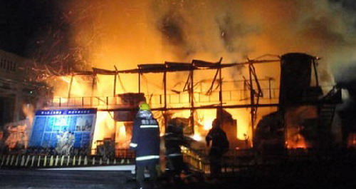 学校工棚突发大火 消防官兵成功扑救