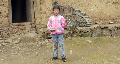 乡村孩子手中的“玩伴”