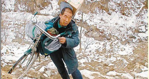 山区邮递员的“长征路” 一走就是19年