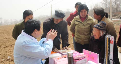 洛南县开展义诊活动