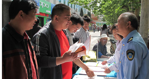 市区举行“关爱农民工职业健康”活动