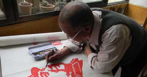 73岁老人创作大幅剪纸为建党90周年献礼