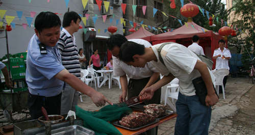 市食安委开展“食安1号”夜市烧烤突击检查行动