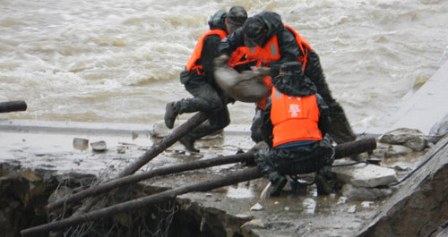 丹江河堤遇险 军民协力抗灾