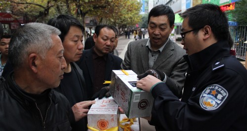 “亮剑”行动成果展开宣传展示活动