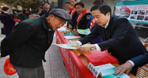 商洛供电局走上街头宣传用电知识