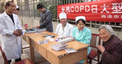 市中心医院医务人员上街宣传慢性阻塞性肺疾病知识