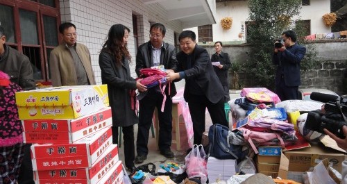 商洛人保九洲车友会花栗小学献爱心