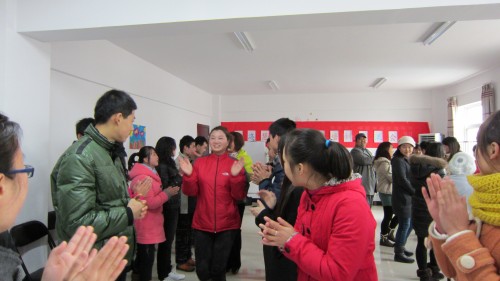 商洛学院学生志愿者和残疾人进行互动