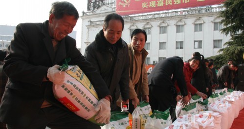 市总工会春节送温暖慰问品发放仪式在中心广场举行