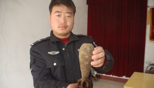 杨斜镇一村民挖出炮弹