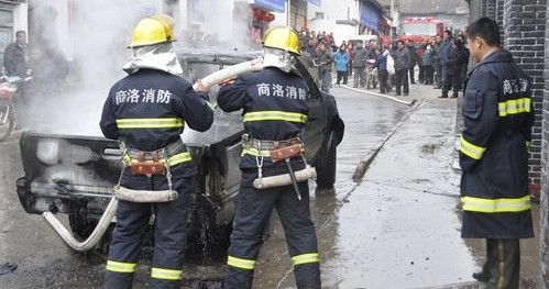 丹凤消防官兵成功扑救自燃货车