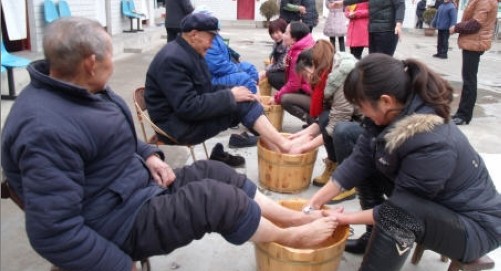 洛南县巡检镇妇联组织妇女干部、志愿者走进敬老院