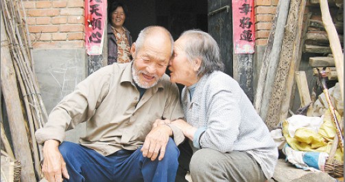 80多岁志愿军老兵赶集抓小偷 称平时最爱看中央台