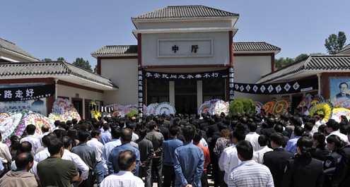 受伤民警抢救无效殉职 李安民仪体告别仪式举行