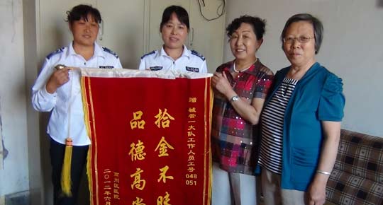 城管协管员拾金不昧 失主送锦旗表示感谢