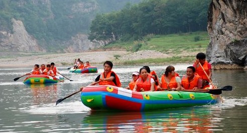 洛南县柏峪寺洛河漂流吸引各地游人