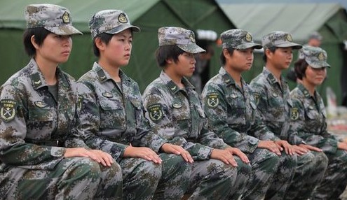 驻训营里的女兵