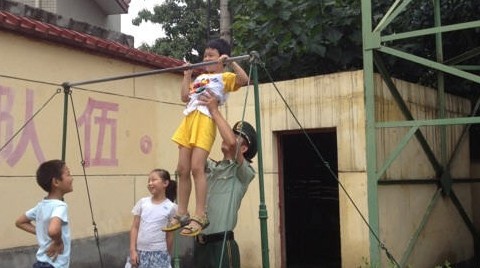 商州组织孩子到消防中队体验军旅生活