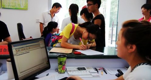 镇安县为大学新生办理助学贷款业务