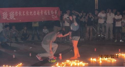 商洛丹鹤楼广场上演浪漫求婚