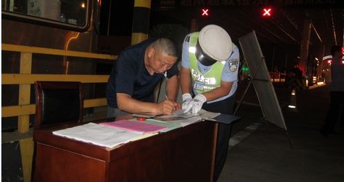 我市对夜间车辆进行安全检查