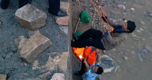 巡特警营救被洪水围困男子