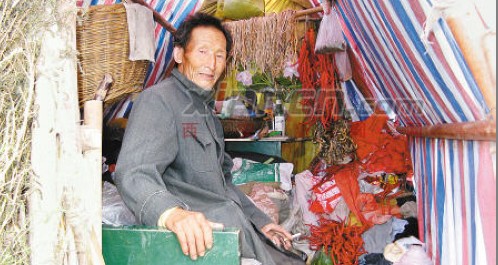 七旬老人住窝棚护河道