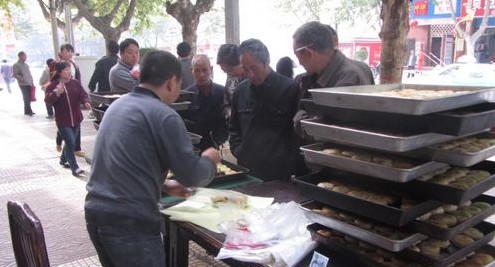 我市传统手工制作月饼大量上市