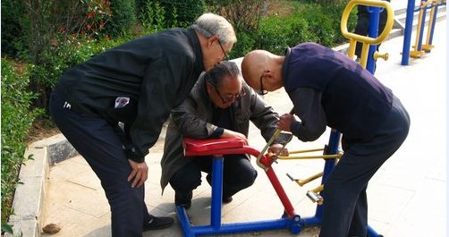 老人自觉维修丹江公园健身设施