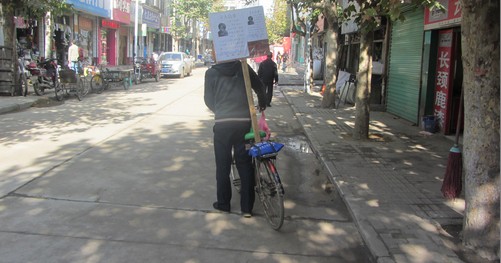 小伙子骑车寻离家出走母亲