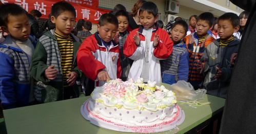 商洛市青少年活动站为福利院儿童献爱心