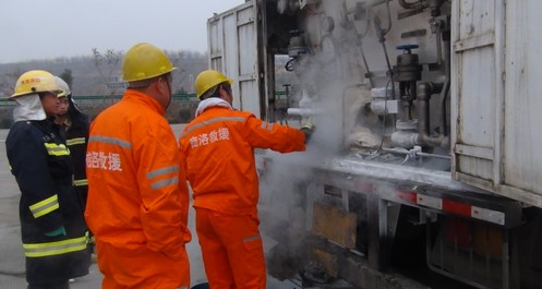 一辆液化气罐车在沪陕高速丹凤境内发生泄漏